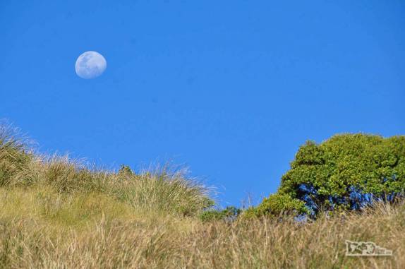 Meio da tarde e uma belíssima lua quase cheia aparece para nos acompanhar no 1o dia de travessia do Parque Nacional da Serra dos Órgãos, no Rio de Janeiro